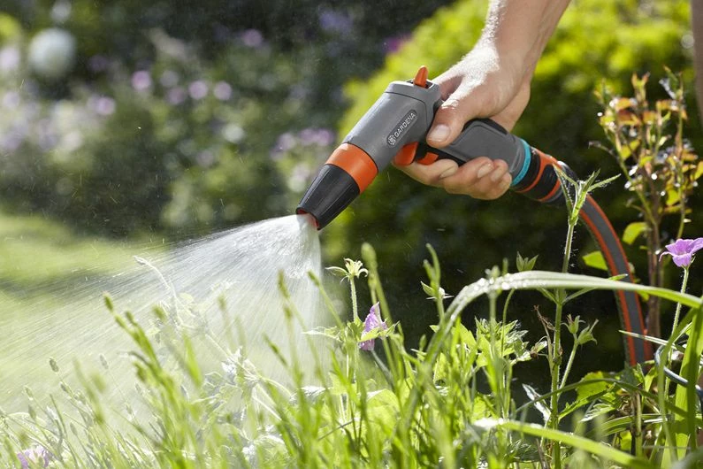 Pistoletë spërkatëse Gardena Comfort 18303-20, rrymë e fortë + spërkatje e butë, rregullim i rrjedhës, mbrojtje nga ngrica, gri/portokalli