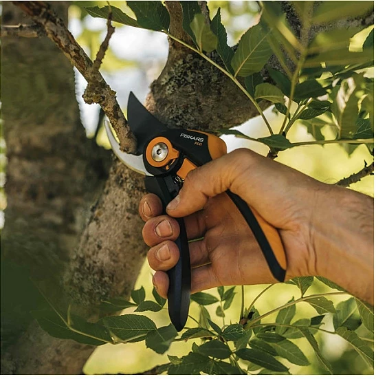 Gërshërë kopshti Fiskars SmartFit P541, bypass, prerje 24 mm, zezë/portokalli