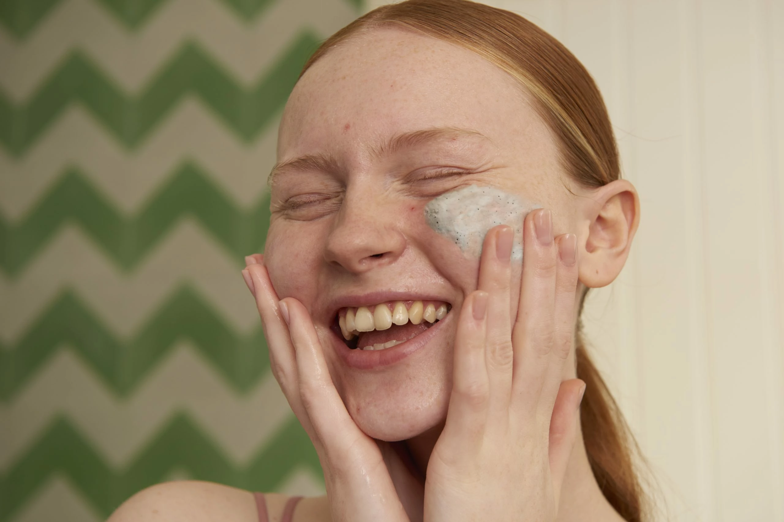 Tea Tree 3-in-1 Pastrues, Scrab & Maskë 125 ML