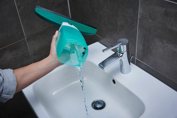 Pastrues dritaresh me bateri Leifheit Dry&Clean 51003, 28 cm, rezervuar 100 ml, set me shkop Click, e bardhë