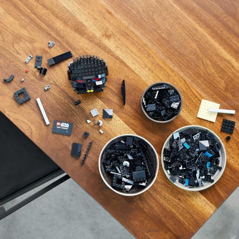 Set LEGO Star Wars Dark Trooper Helm 75343, 693 pjesë