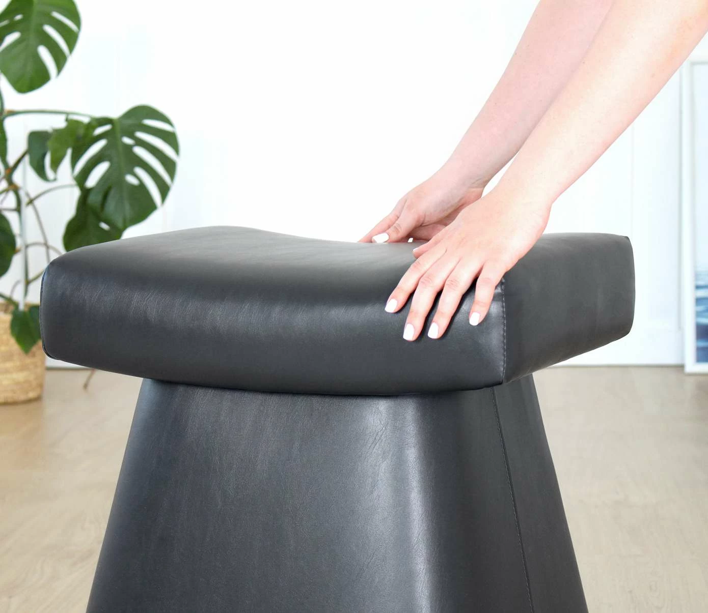 Puf lëkure e zezë, Atelier del Sofa, Dambert