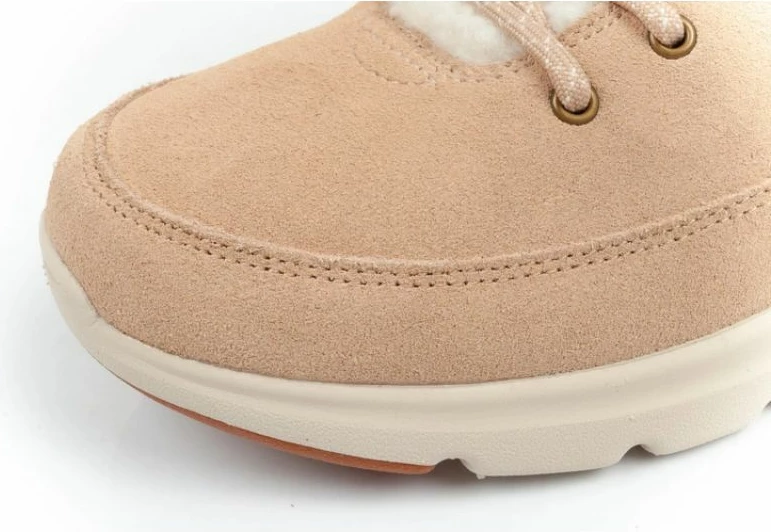 Atlete femra Inny, bezhë