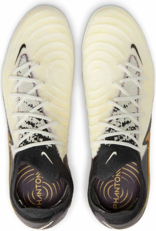 Atlete futbolli Nike për meshkuj, të bardha e të zeza