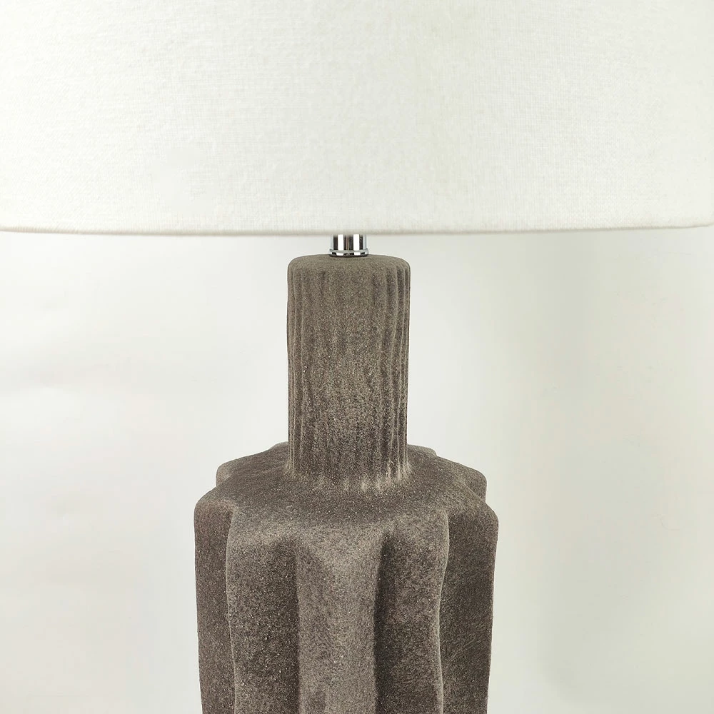 Llambë tavoline EGLI, bazë qeramike gri e errët, abazhur prej liri të bardhë, 34x34x100cm