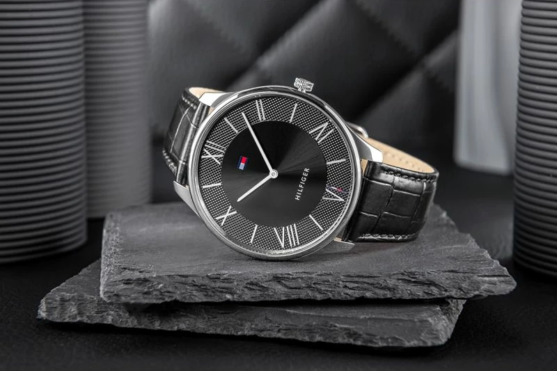 Orë dore për meshkuj Tommy Hilfiger, e zezë