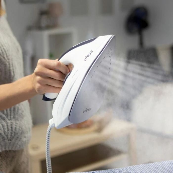 Hekur me stacion avulli UFESA PL2450, 2400W, 6 bar, rezervuar 1.5L, pllakë qeramike, blu/bardhë