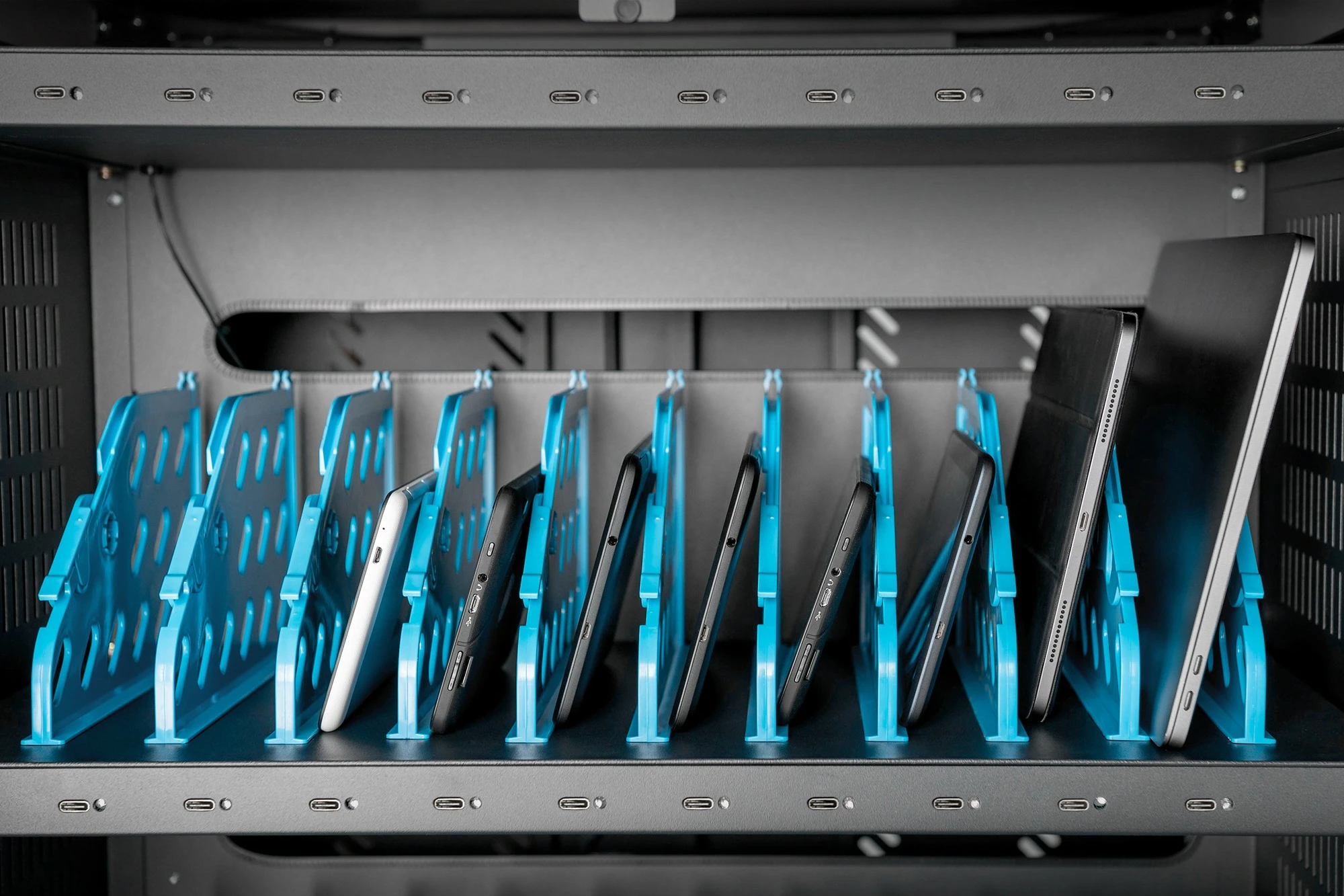 Kasë karikimi Digitus për 30 laptopë/tabletë deri 15.6", USB-C, e zezë