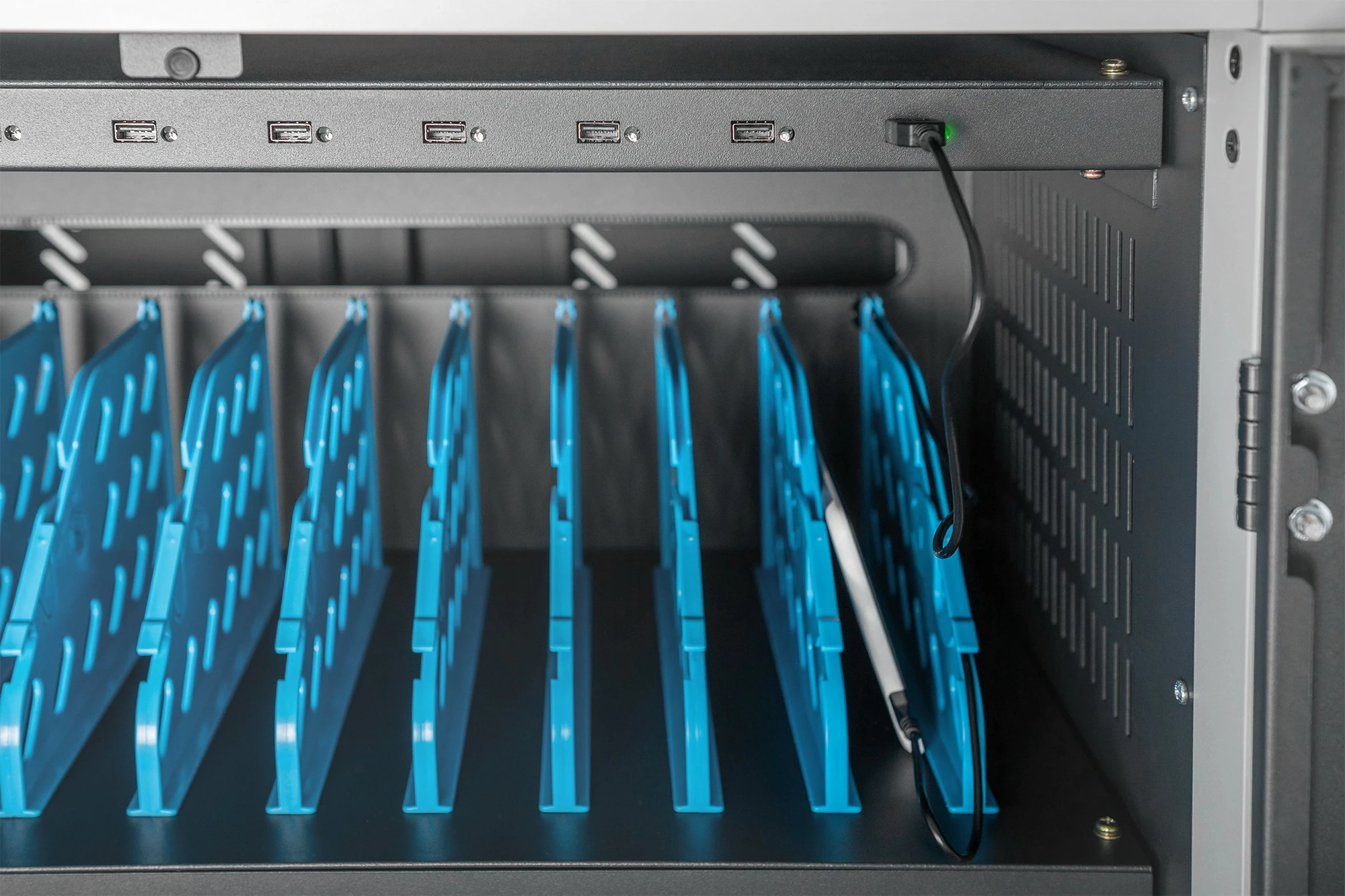 Kasë karikimi Digitus për 30 laptopë/tabletë deri 15.6 inç, USB-A, me rrota, e zezë