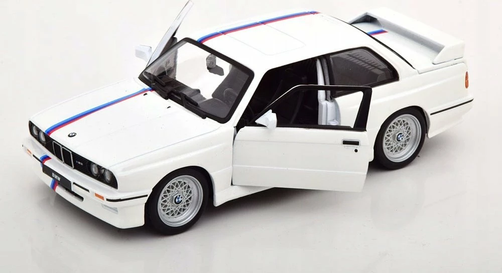 Model makine Bburago BMW 3 Series M3 1988 (E30) 1:24, metal, dyer të lëvizshme, 18.5 cm, e bardhë