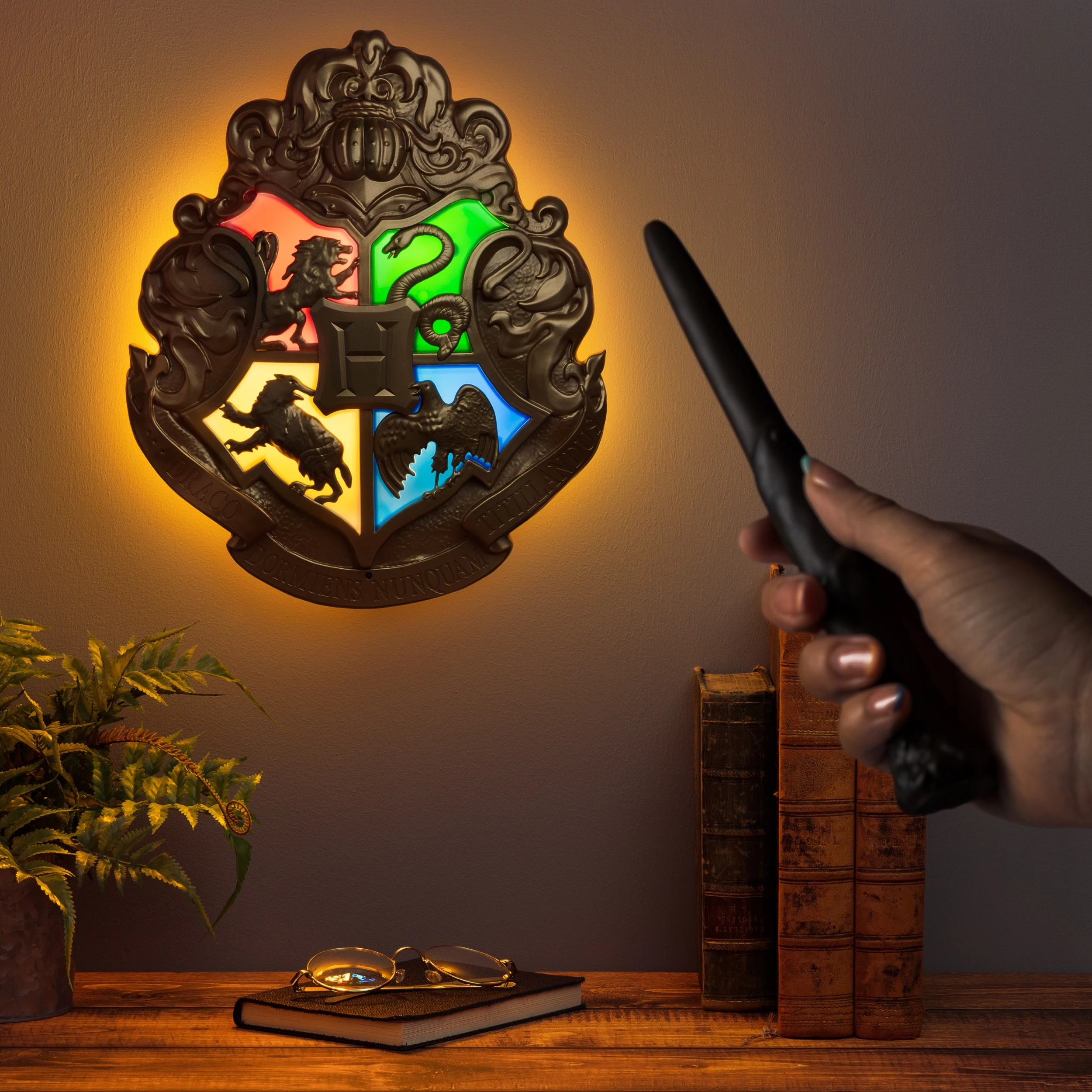 Lampë tavoline Paladone Harry Potter Hogwarts Crest 35 cm me telekomandë shkop, shumëngjyrëshe