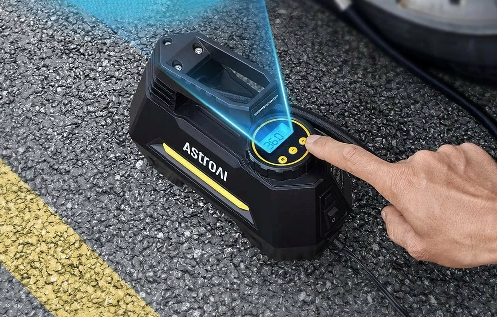 Kompresor ajri portativ AstroAI CZK-3631 100 PSI 12V DC, ekran digjital, fikje automatike, i zi