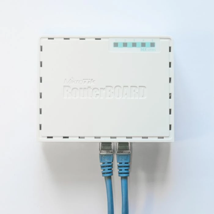 Router Mikrotik hEX RB750Gr3, 5 porta Gigabit, 256MB RAM, USB, microSD, IPsec, PoE-in, bardhë
