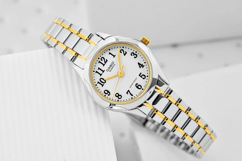 Orë dore për femra CASIO, argjendtë/ari