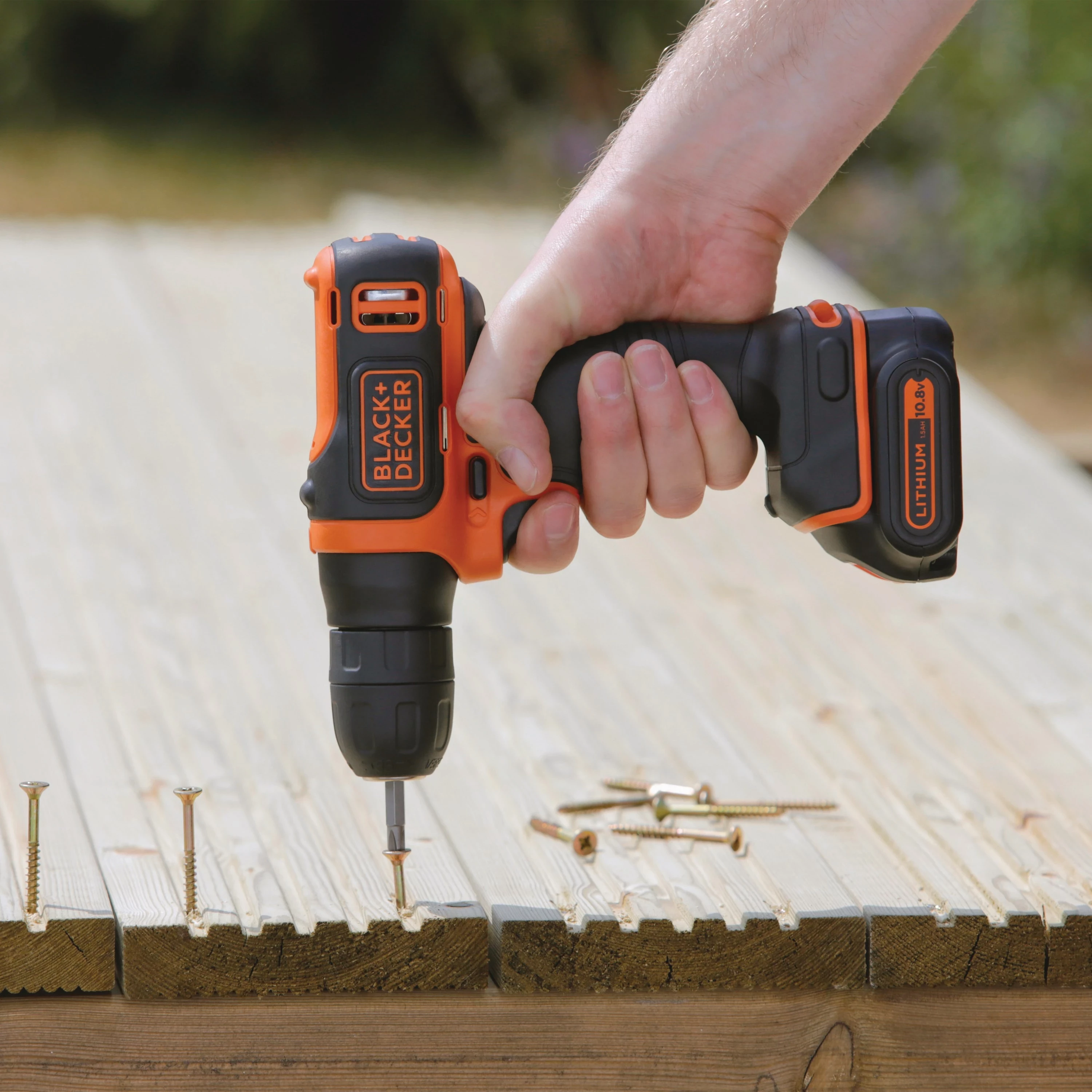 Burmashinë/vidhosëse me bateri Black&Decker BDCD12 10.8V 1.5Ah, me karikues 8-orësh, e zezë/portokalli