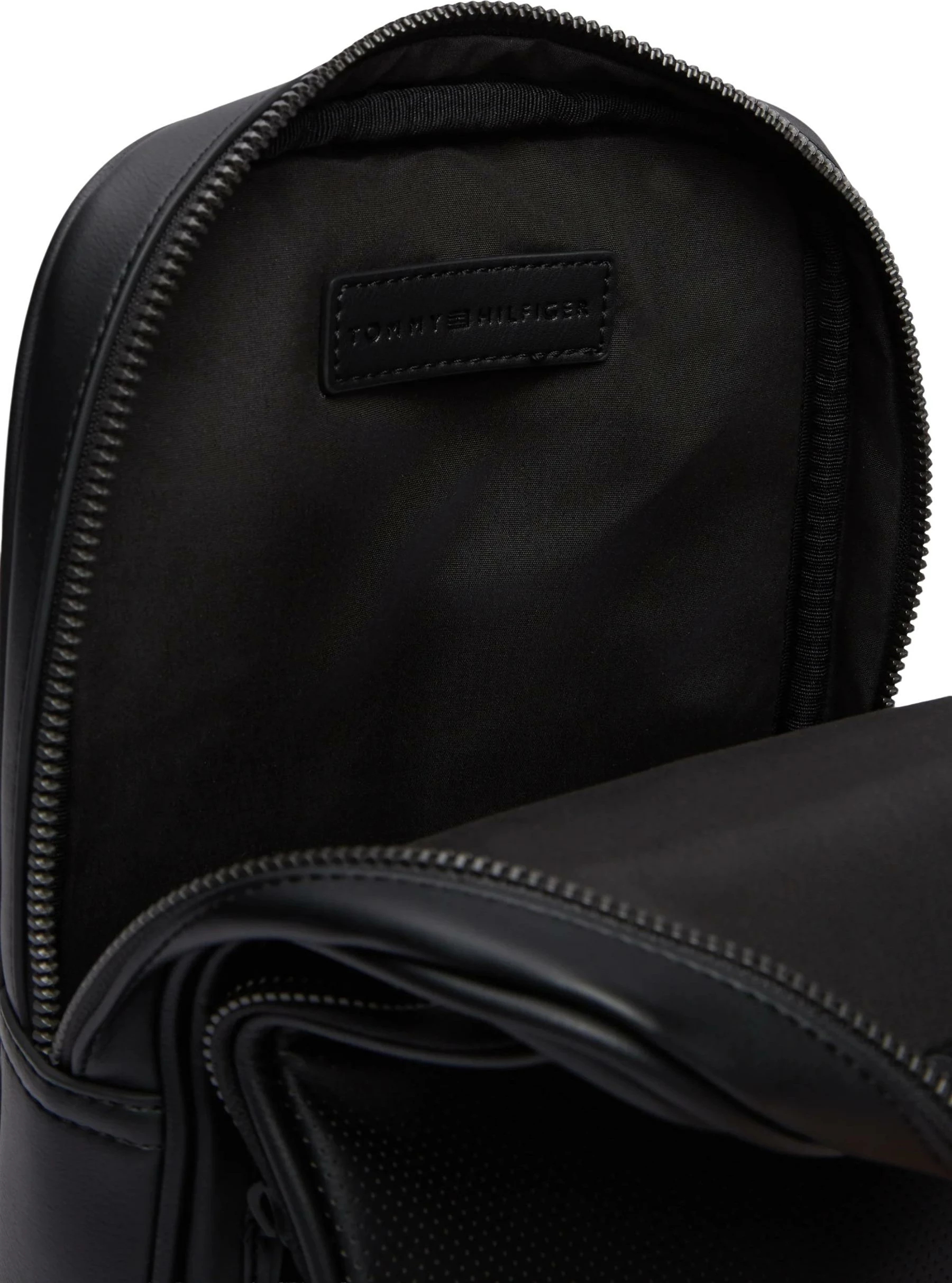 Çantë crossbody për meshkuj Tommy Hilfiger TH Foundation Sling Bag AM0AM14757, e zezë