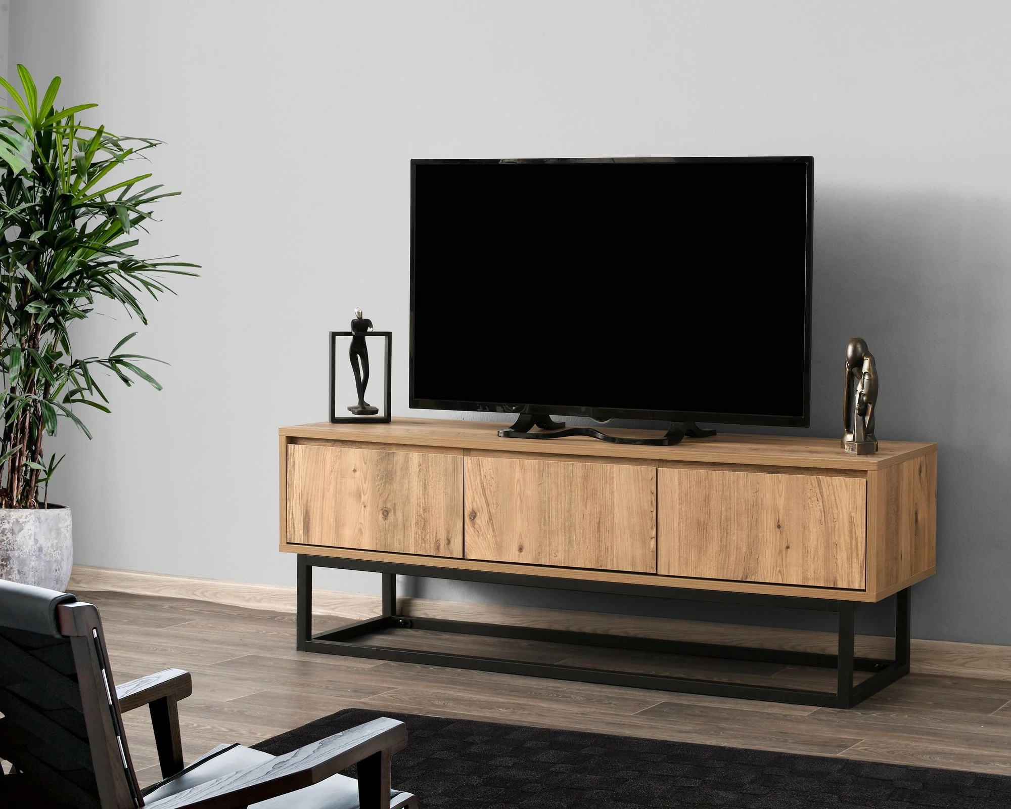 Komodë për TV, Skye Decor, Tilsim 140, ngjyrë e zezë dhe pishë