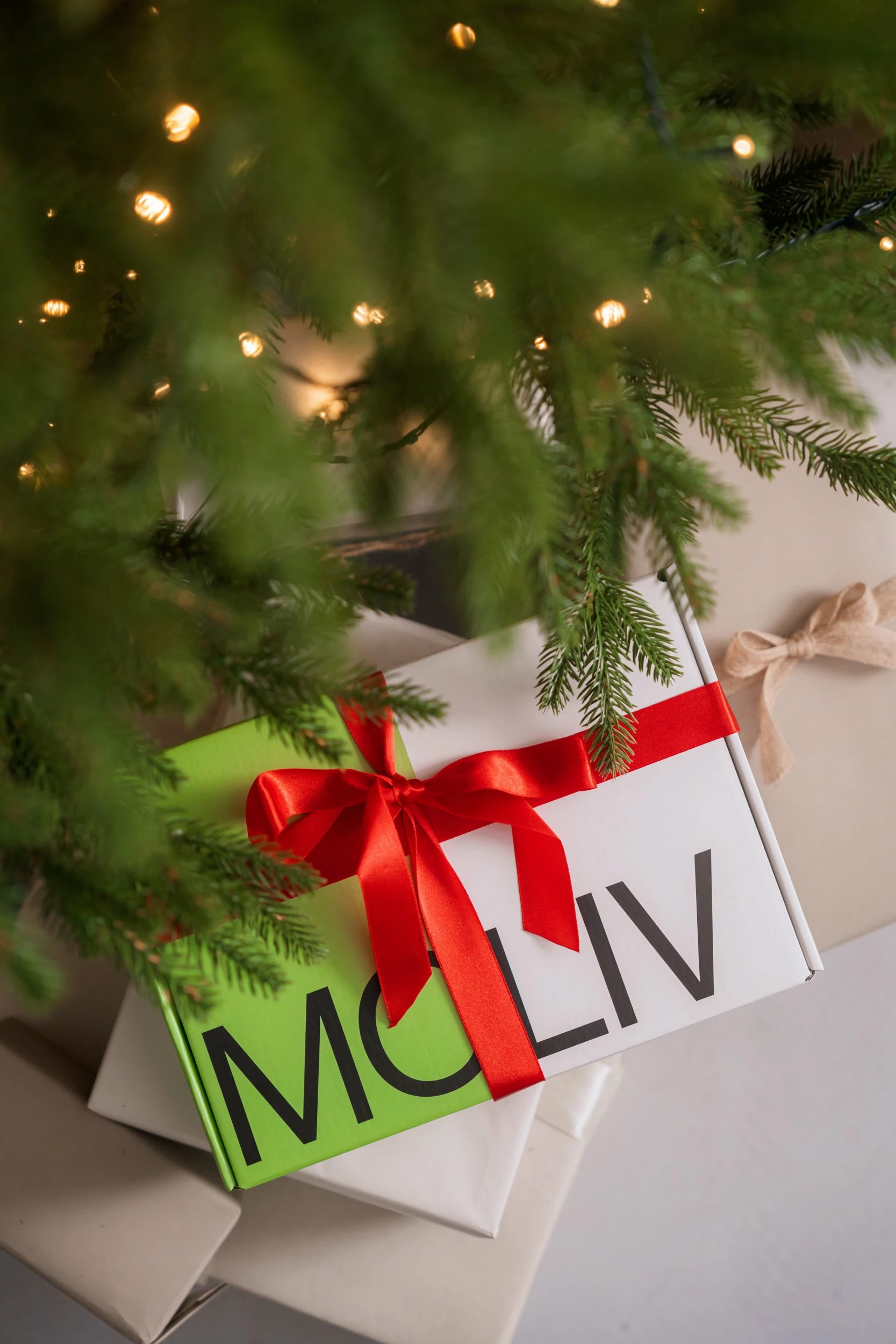 Set kujdesi MOLIV ME TIME Christmas, OleoGel 50 ml + skrab trupi 200 ml + peshqir fytyre 36x36 cm + qiri soje 120 ml, 4 copë