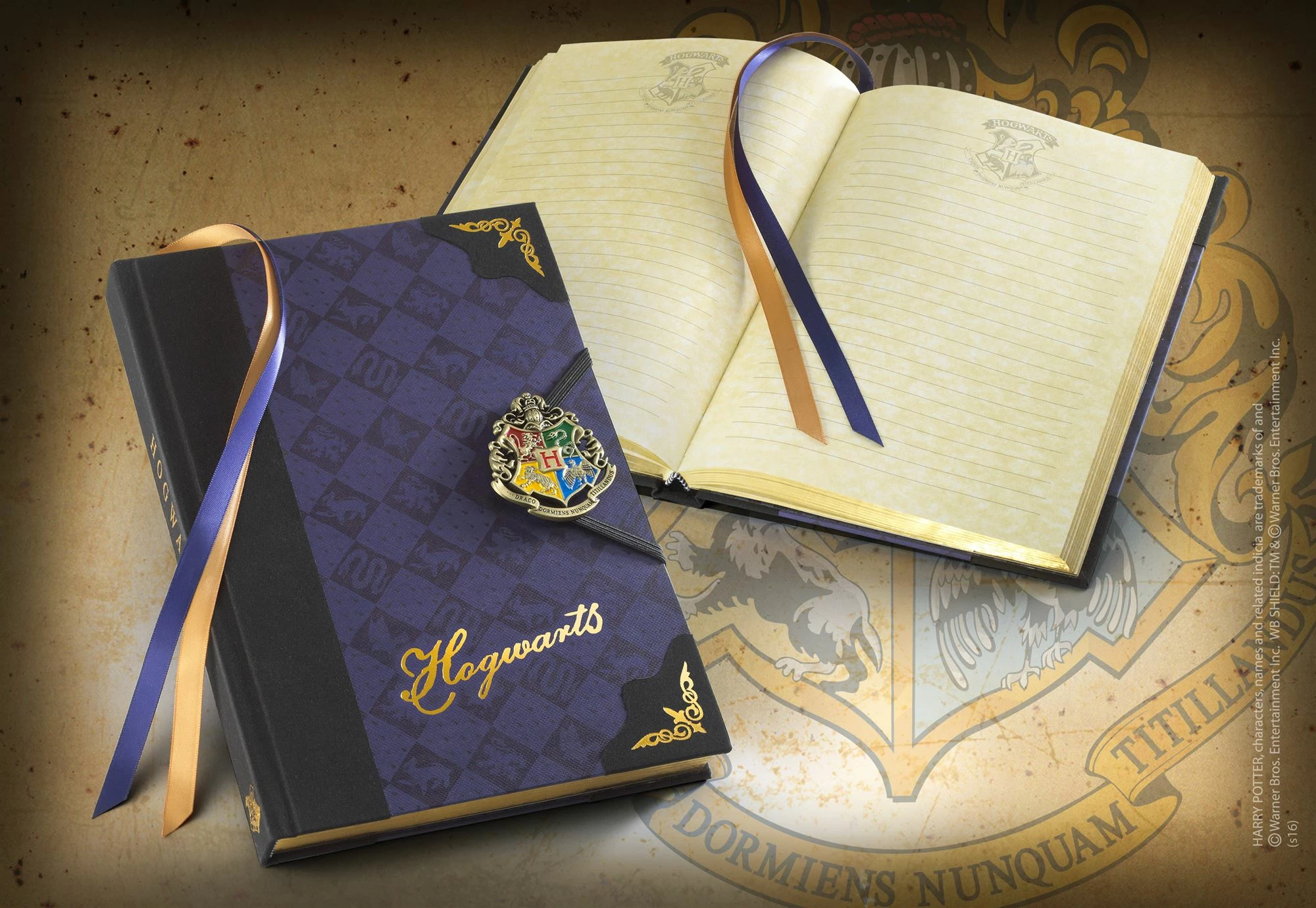 Fletore NOBLE COLLECTION Harry Potter Hogwarts, me kapëse metalike, skaje të arta, 2 shirita shënues, blu