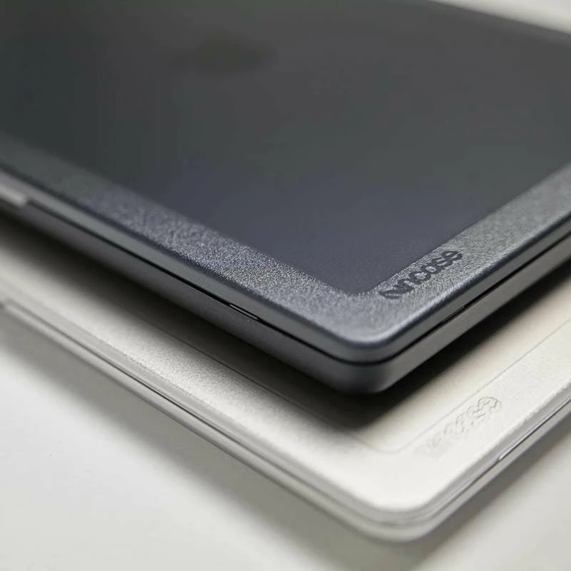 Etui i fortë për laptop Incase Edge Hardshell për MacBook Air 15" (M3 2024/M2 2023), polikarbonat, mat, i zi