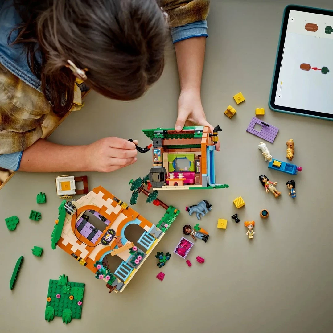 Set LEGO Friends Pony Ranch & Stable 42654, 727 pjesë, për fëmijë 7+