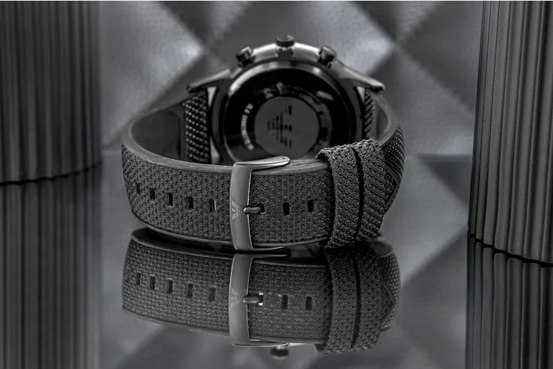 Orë dore për meshkuj Emporio Armani, e zezë