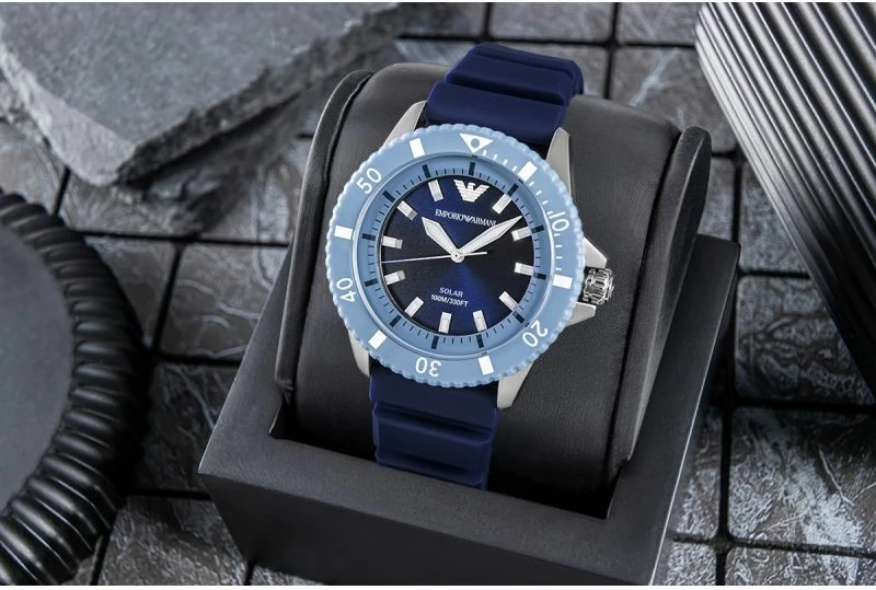 Orë dore për meshkuj Emporio Armani World Explorer Solar AR11785, blu e argjendtë, me kuti