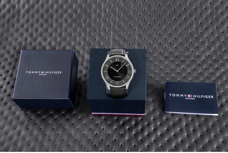 Orë dore për meshkuj Tommy Hilfiger, e zezë