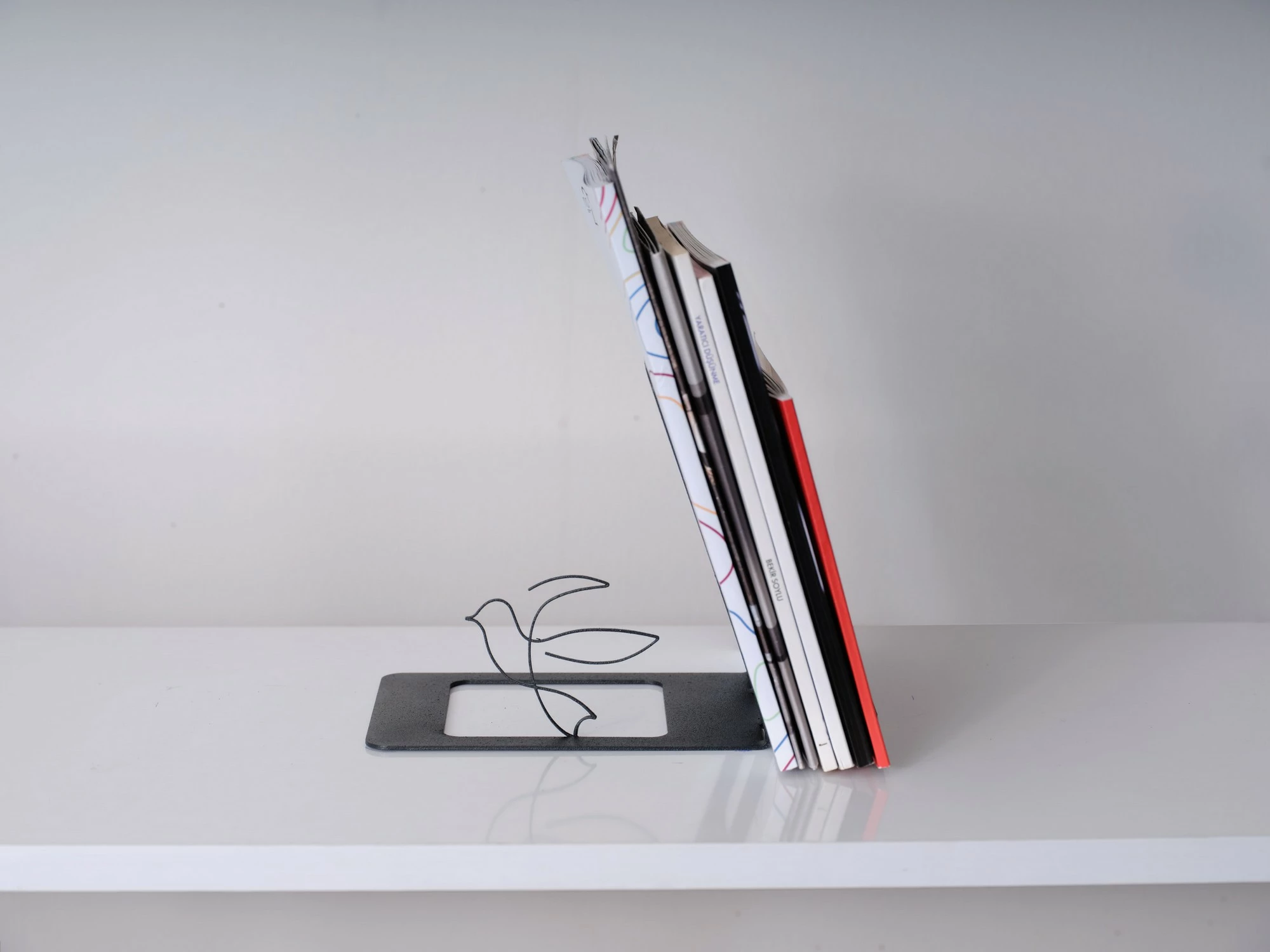 Mbajtës librash metalik Wallity, zog, ngjyrë e zezë