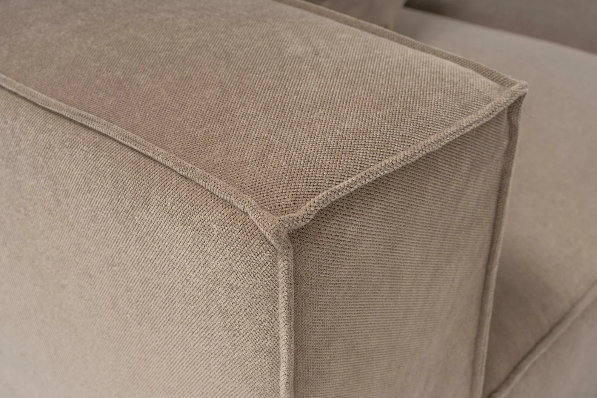 Kënd-sofë Sora me pouffe, ngjyrë kapuçino, Atelier del Sofa