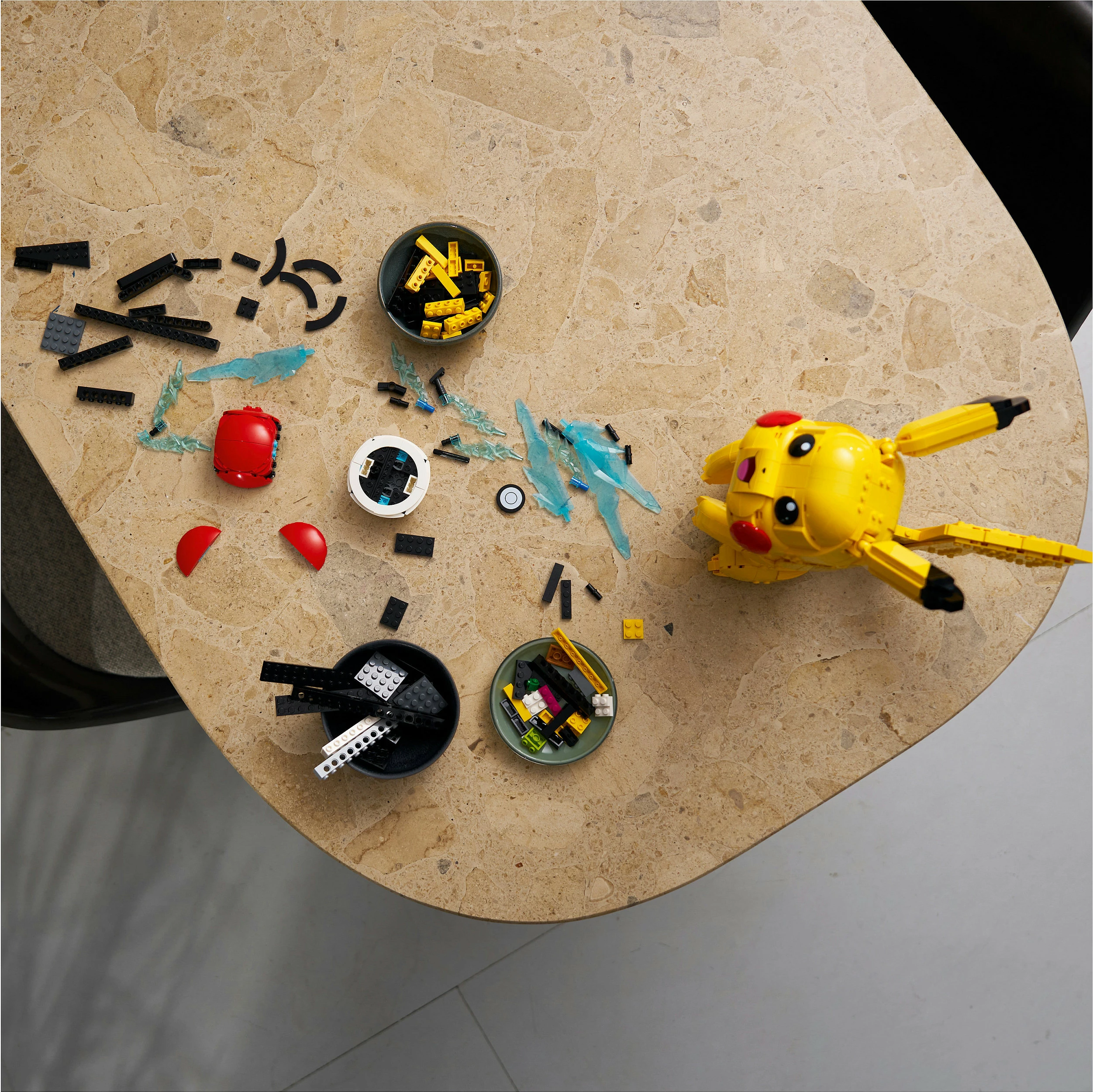 Set ndërtimi LEGO Pokémon Pikachu dhe Poké Ball 72152, 2050 copë, multikolor