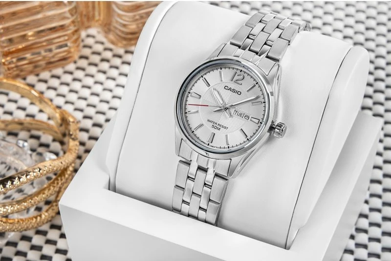 Orë dore për femra CASIO, argjendi