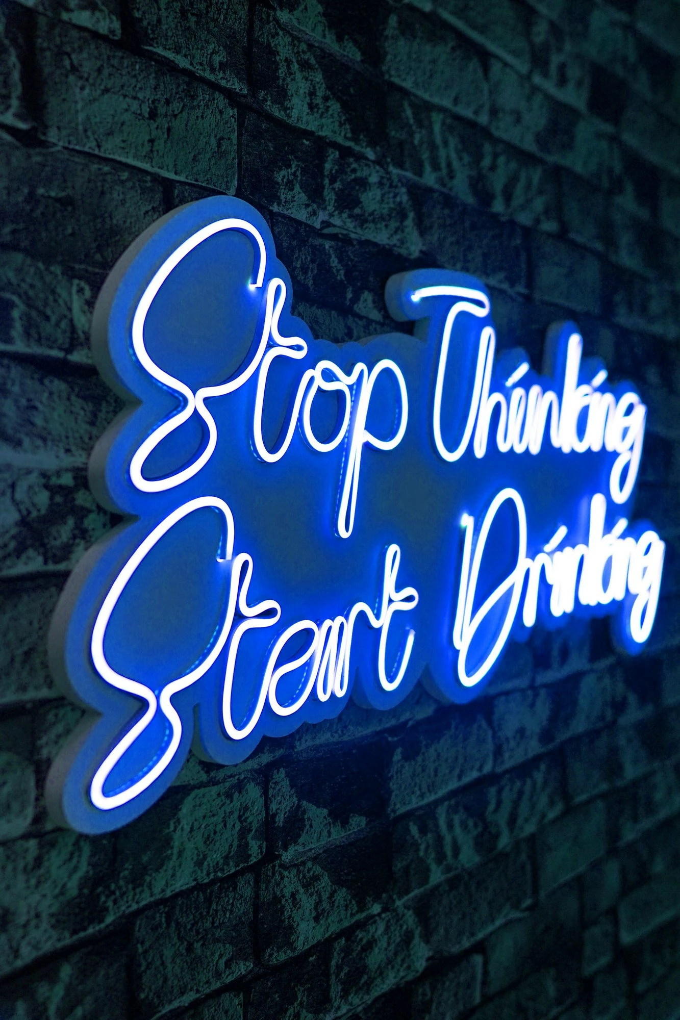 Dritë dekorative LED në mur, plastikë, 'Stop Thinking Start Drinking', ngjyrë e kaltër