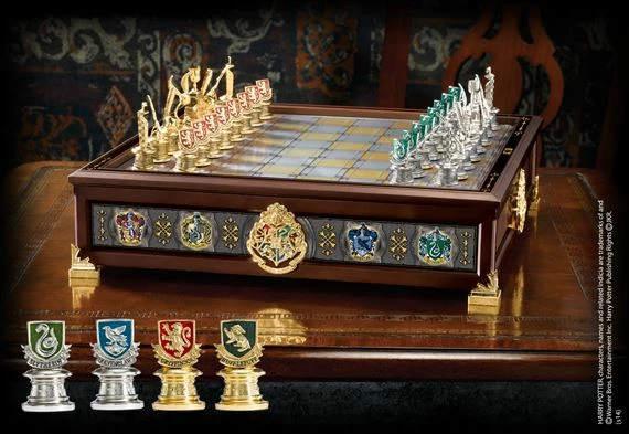 Set shahu NOBLE COLLECTION Harry Potter Quidditch Chess, 34 cm, 4 sete figurash (argjend/ari)