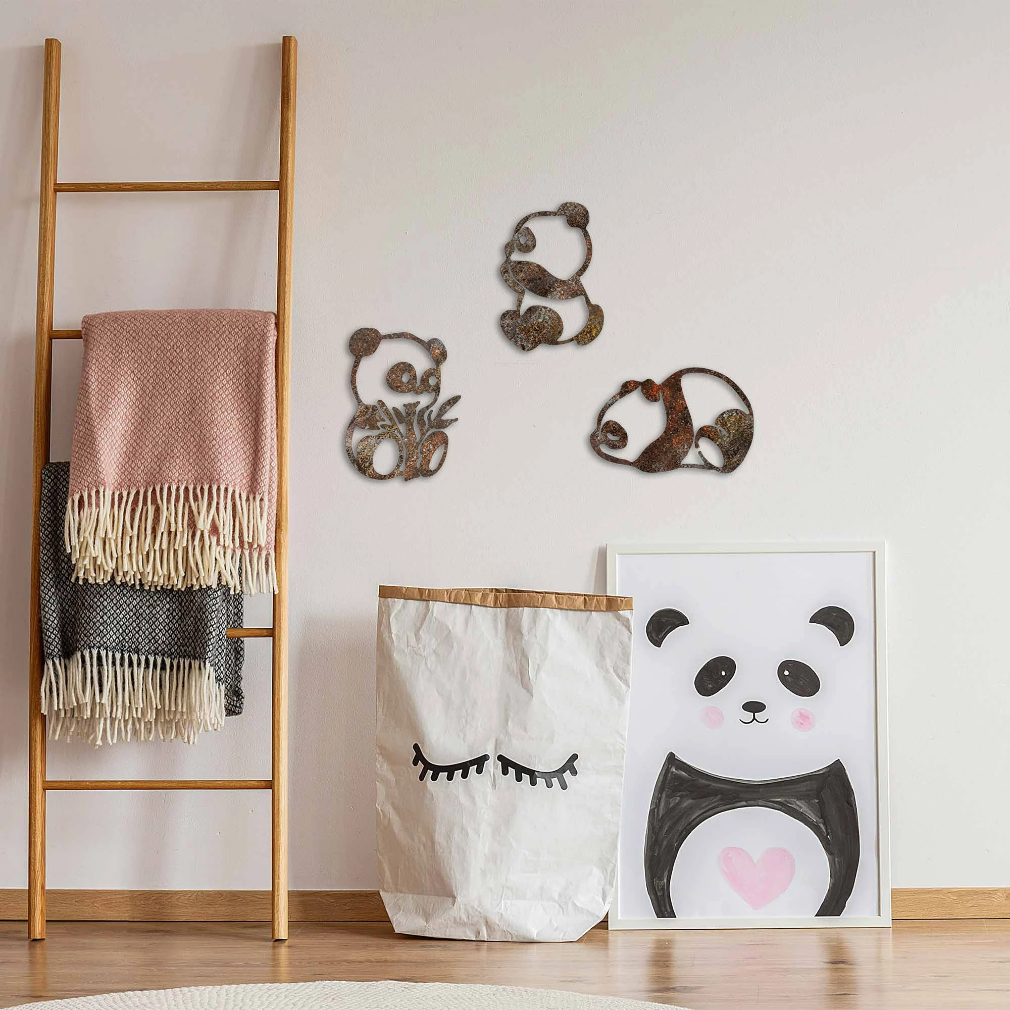Aksesor dekorativ muri prej metali, panda me pamje të vjetër, Wallity