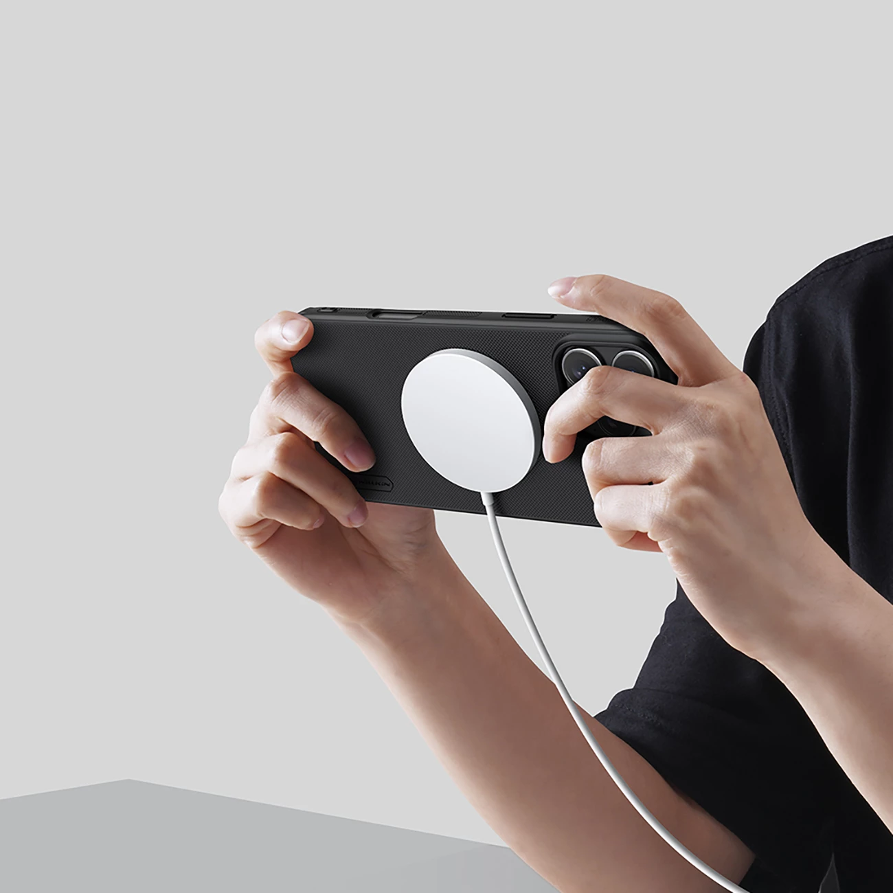 Mbështjellës Nillkin Super Frosted Shield Pro Magnetic Case për iPhone 16 Pro, i zi