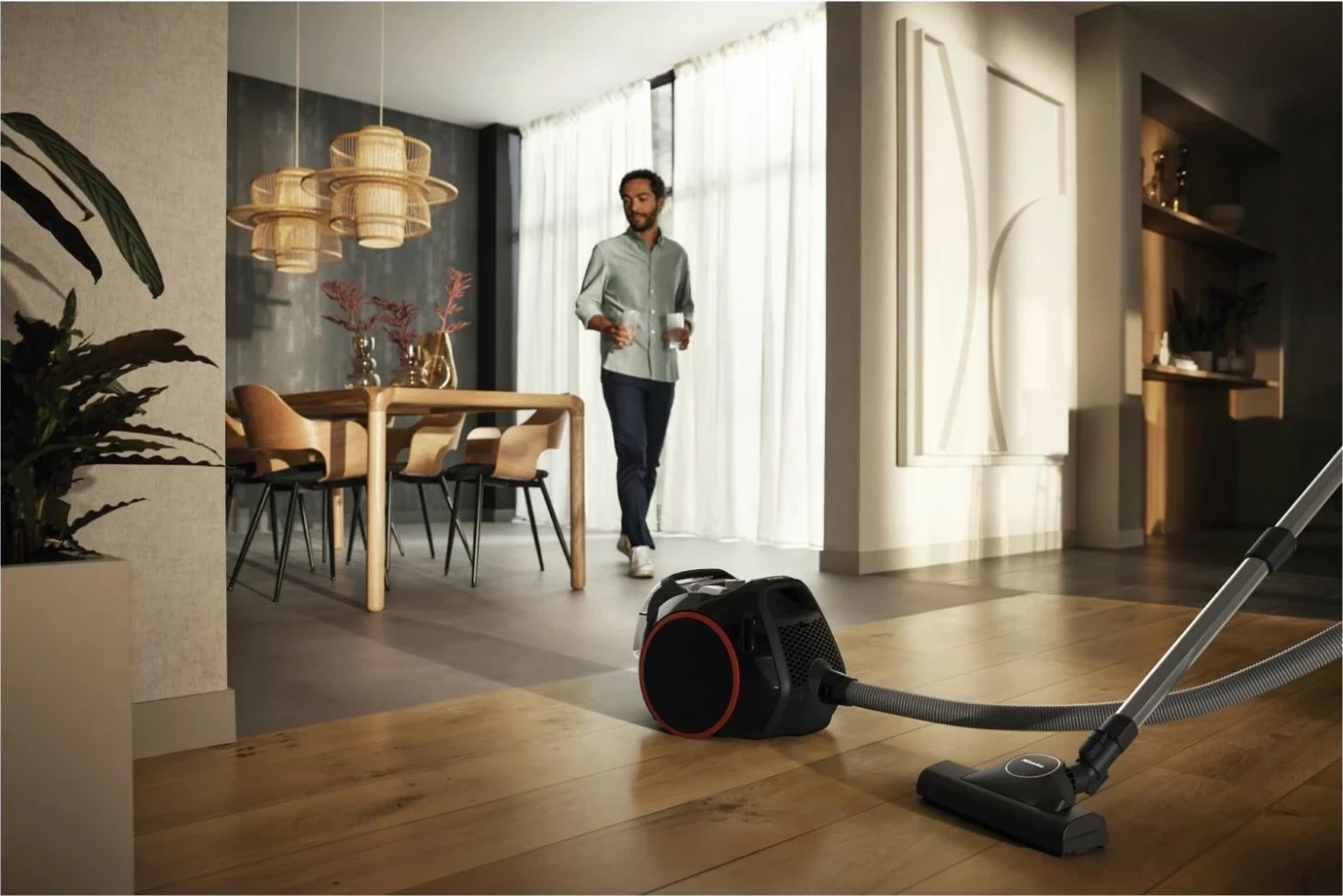 Kasë fshese Miele Boost CX1 125 Active, pa qese, 890W, e zezë