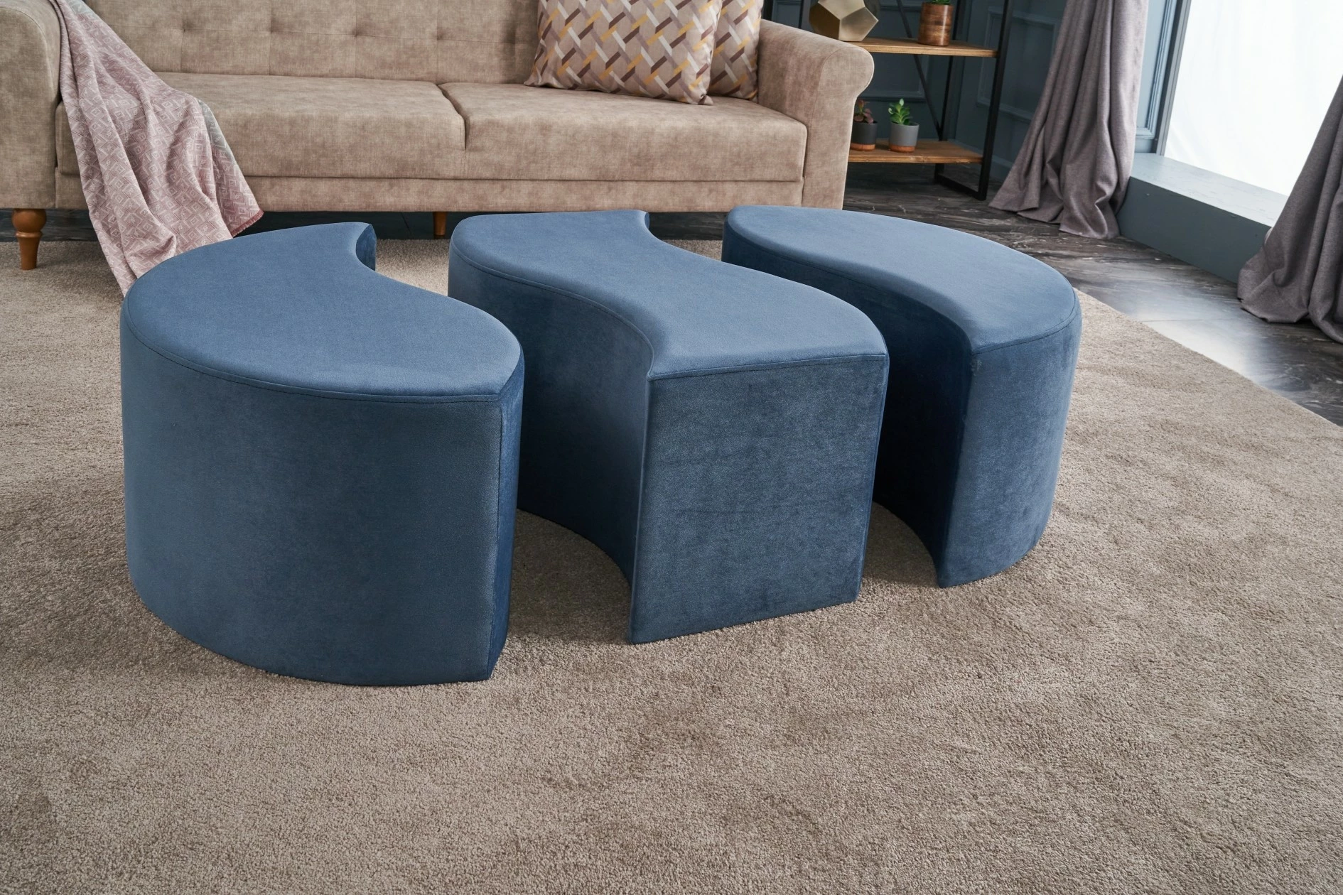 Puf Atelier del Sofa Alya, kadife blu
