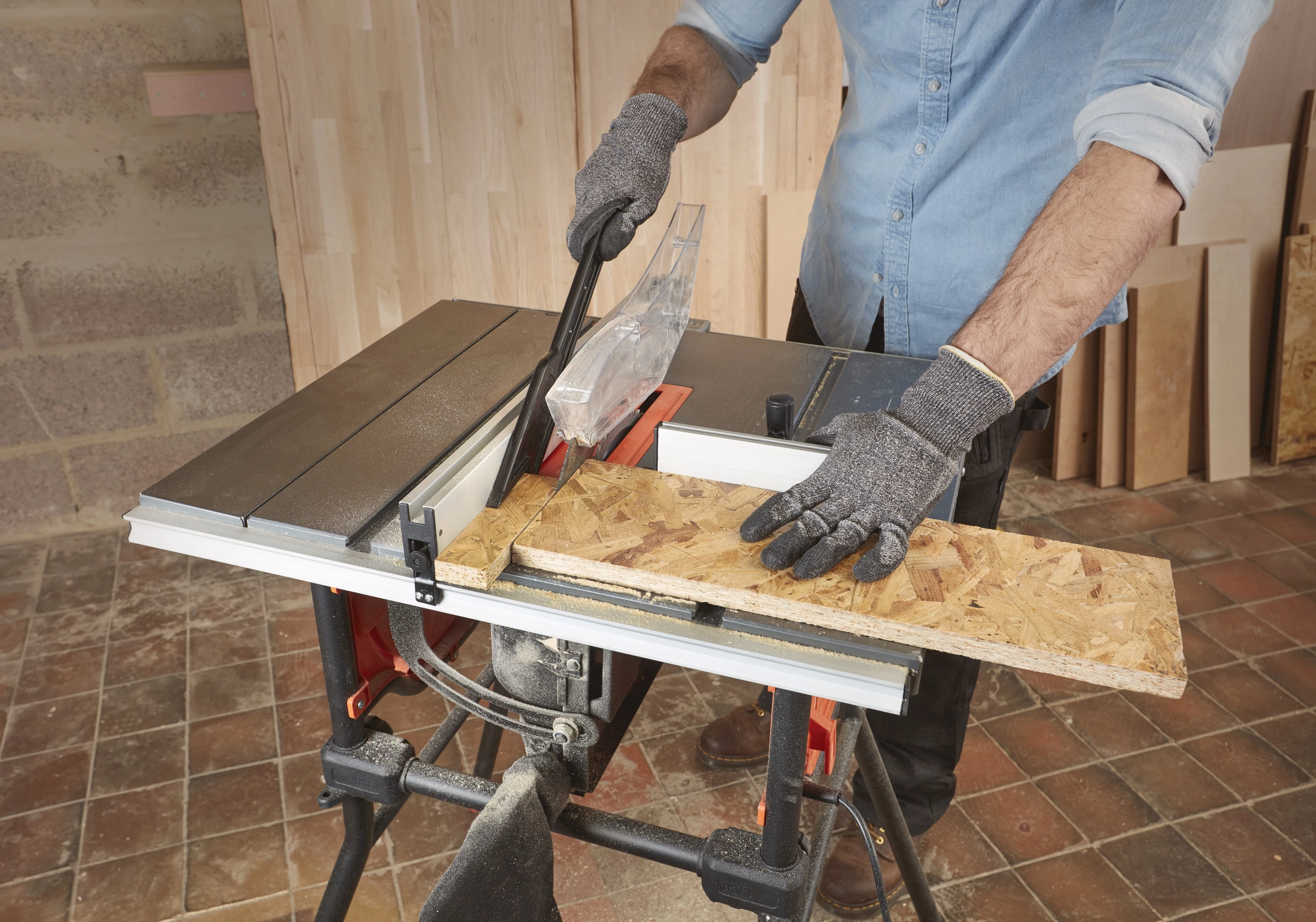 Sharrë këndore Black&Decker BES720 1800W 254mm