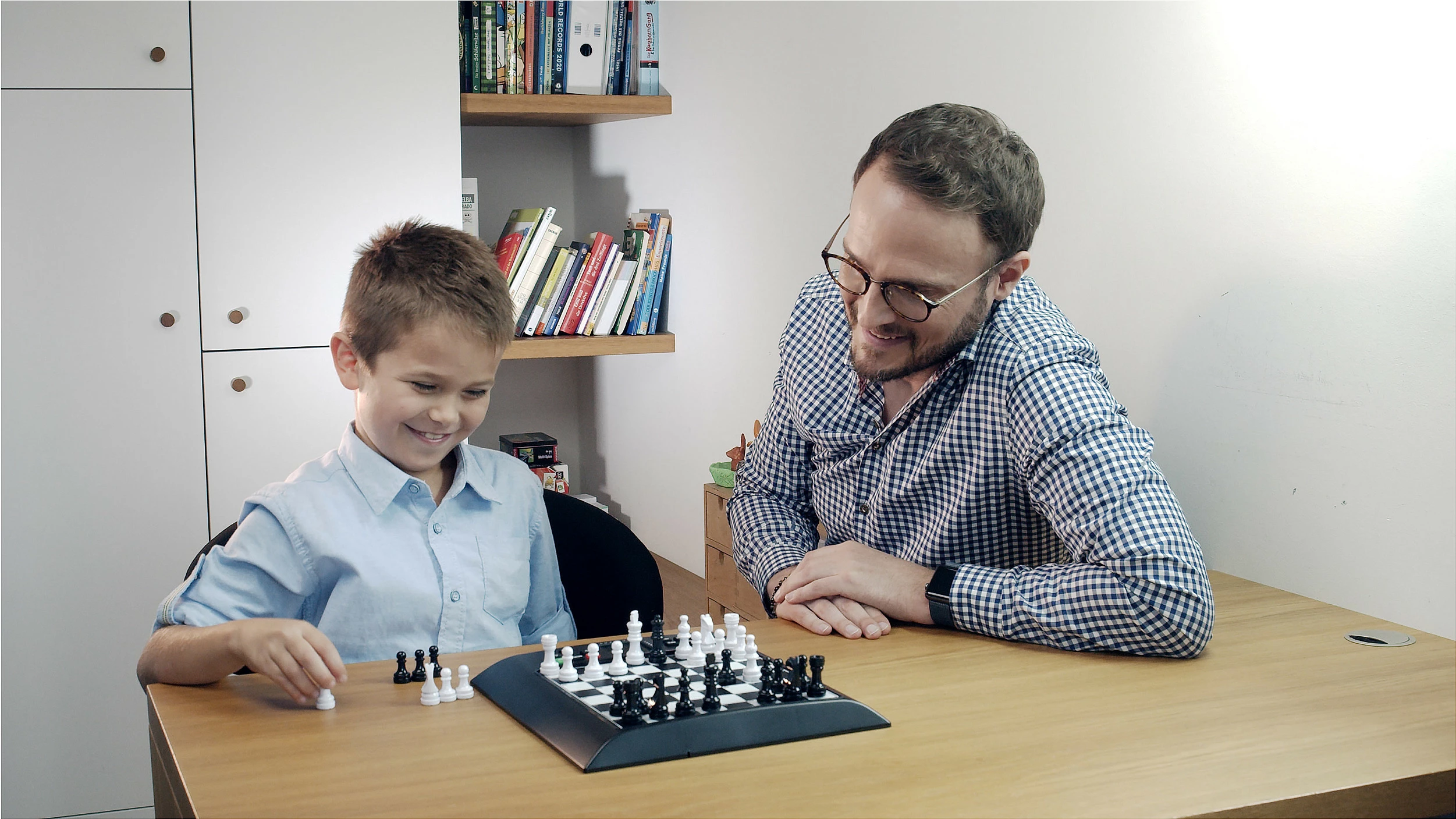 Set shahu elektronik Millennium ChessGenius, tabelë 20x20cm, magnetik, LCD, bardh/zi