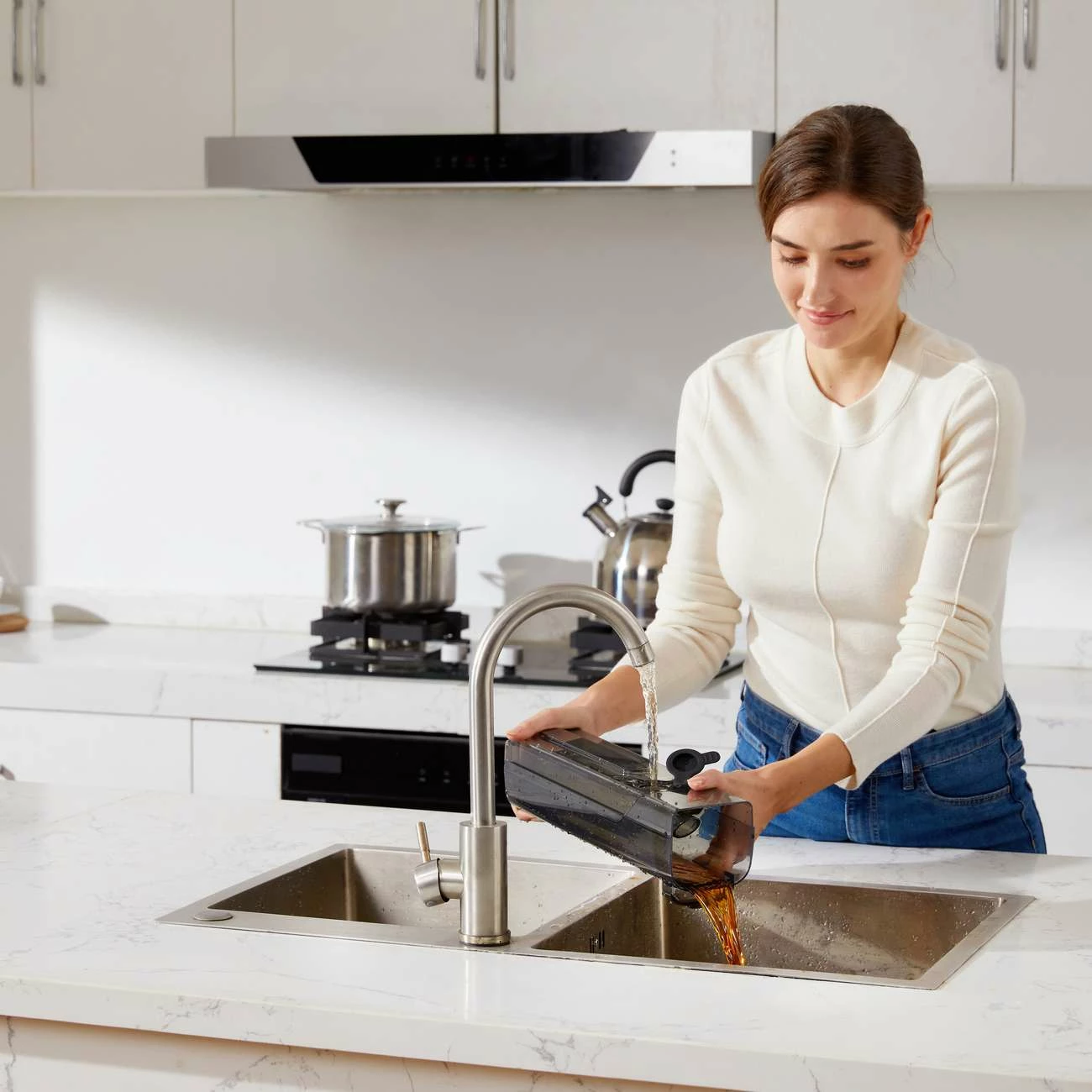 Fshesë elektrike vertikale UWANT D100 me larje, 17000Pa, 18000mAh, e bardhë me stacion karikimi/pastrimi