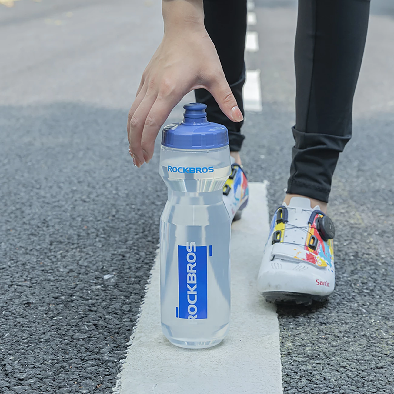Shishe uji për biçikletë Rockbros Sports Bottle 750 ml, transparente me grykë blu