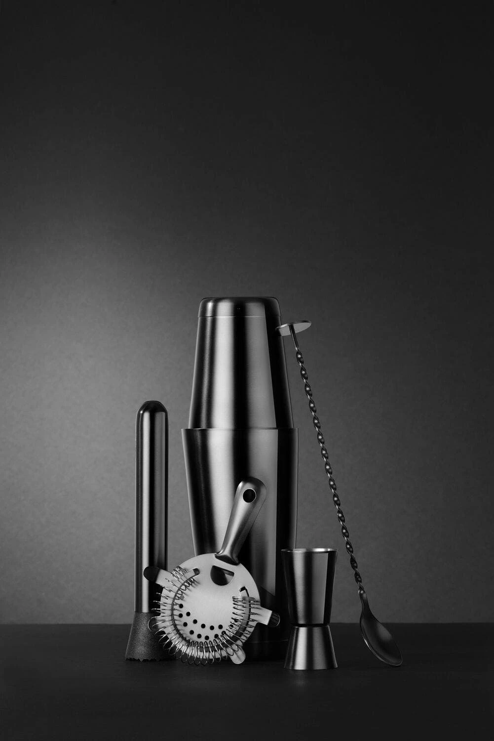 Set aksesorësh barmeni, BarUp Barkit in Tube, Boston shaker 500/800 ml, xhiger 25/50 ml, lugë spirale 27 cm, sitë Hawthorne, grirës (muddler), tub kartoni, diametër 120 x 320 mm, e zezë