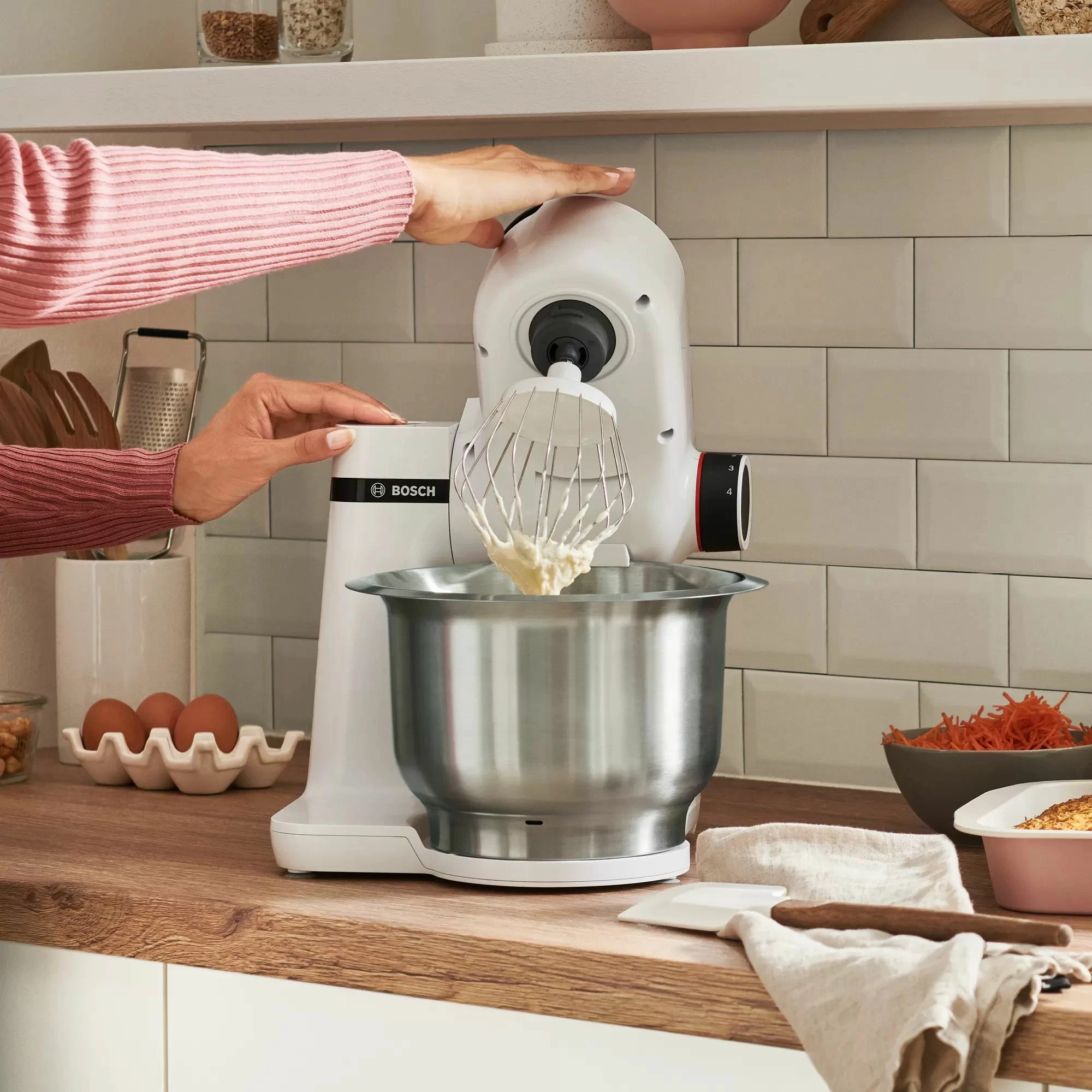 Robot planetar Bosch MUMS2EW40 700W enë 3.8L blender 1.25L mulli mishi shtrydhëse agrumesh, i bardhë