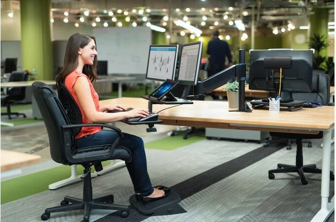 mbështetëse këmbësh ergonomike Kensington SmartFit SoleMate PLUS K52789WW 450x350mm rregullim këndi deri 15°, e zezë