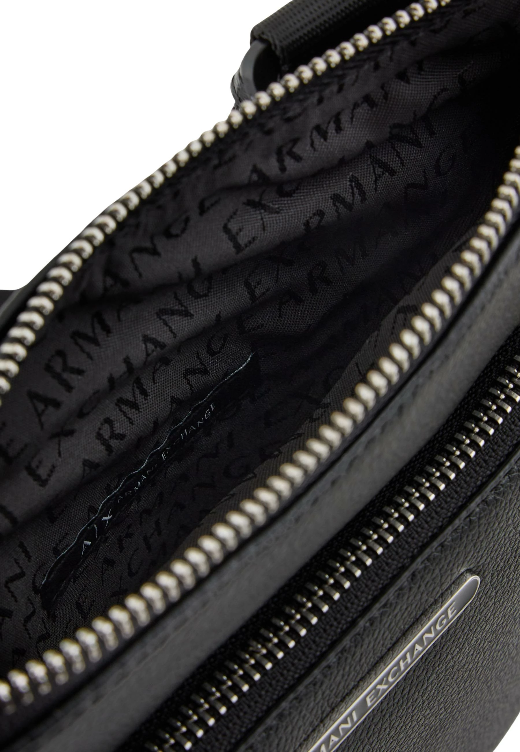 Çantë crossbody për meshkuj Armani Exchange XM000846 AF12134, e zezë