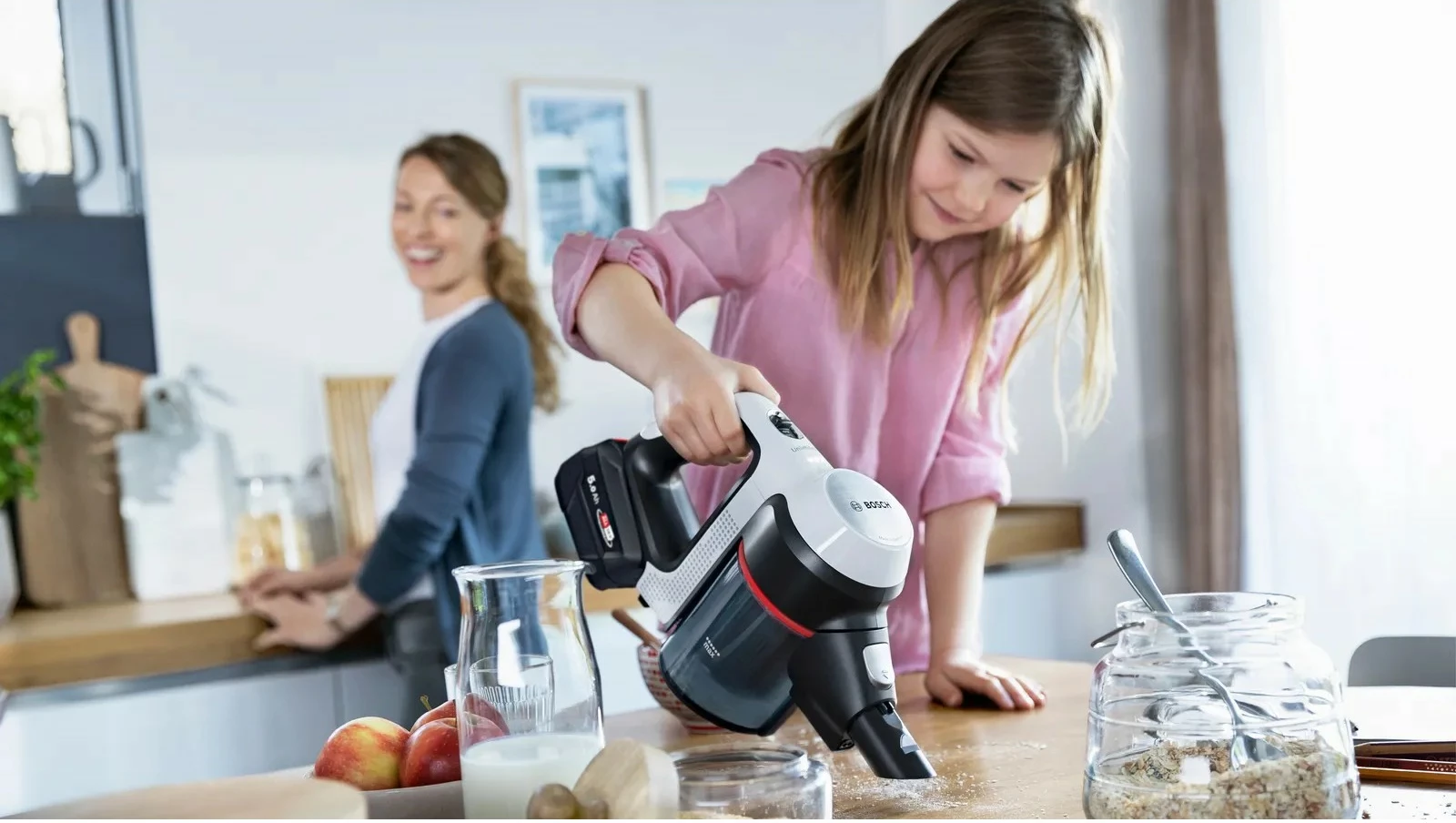 Fshesë me korrent Bosch BSS715CARP, pa qese, 0.3L, 18V, e zezë/argjendtë/e bardhë