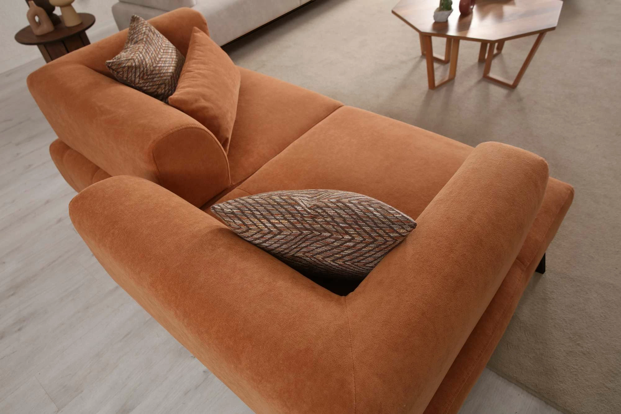 Divan dy ulës Hera, portokalli e zi, Atelier del Sofa