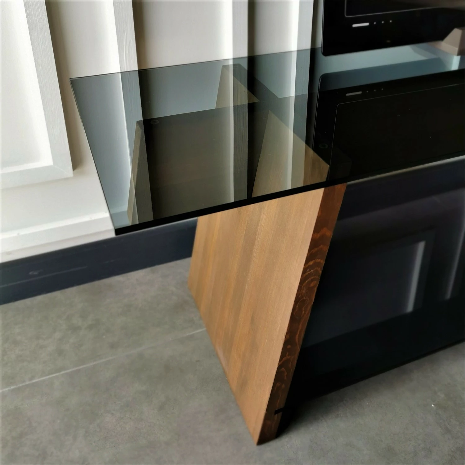 Komodë TV Hanah Home, TV201, ngjyrë arrë dhe e zezë, xham i temperuar, 158x45x40cm