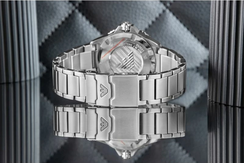 Orë dore meshkujsh Emporio Armani World Explorer AR11697, argjendtë/kaltër, me kuti